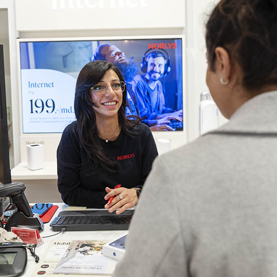 medarbejder i samtale med en kunde